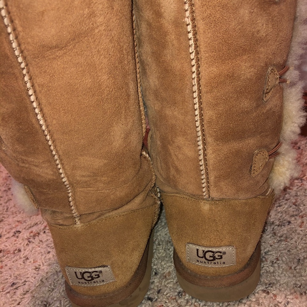 BASICALLY NEW UGGS - Picture 3 of 6